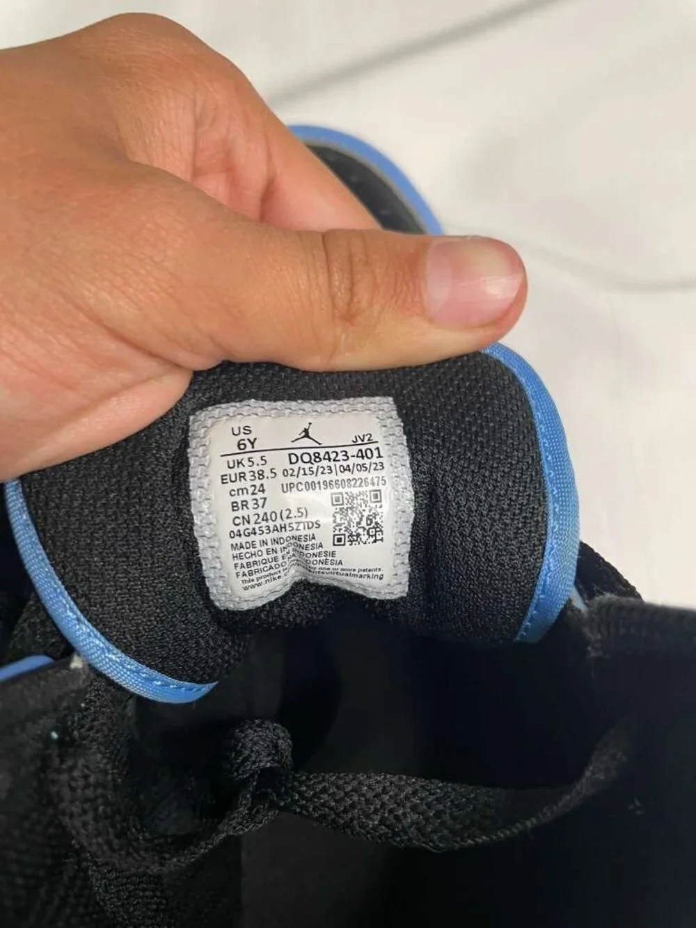 Air Jordan 1 Mid GS University Blue Black White Size 6Y Youth